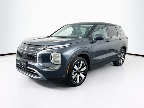 Used 2025 Mitsubishi Outlander SE image 3