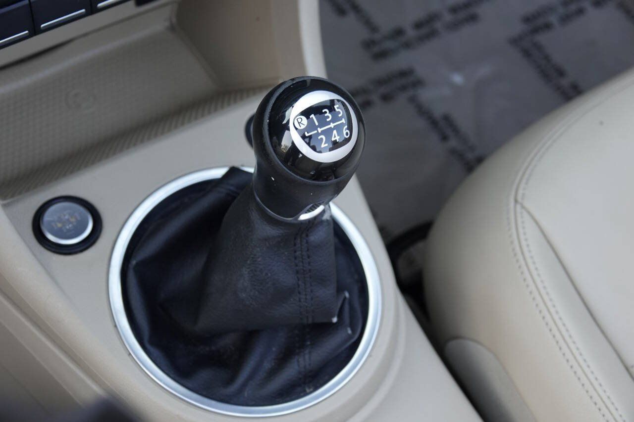 Used 2014 Volkswagen Beetle TDI FWD image 5