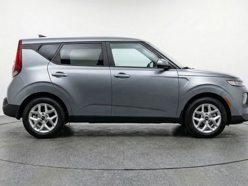 Used 2025 Kia Soul LX w/ LX Technology Package FWD image 11