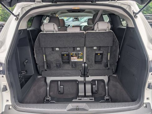 Used 2025 Toyota Sienna LE FWD image 16