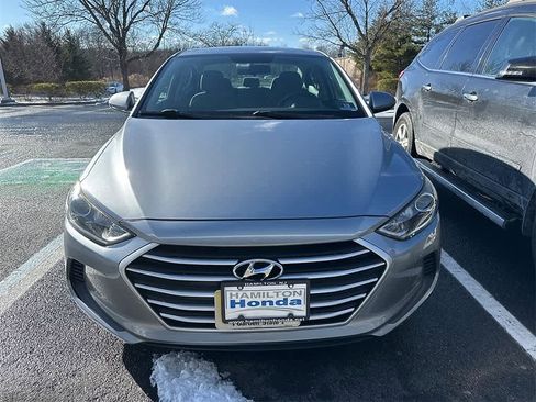 Used 2017 Hyundai Elantra SE image 2