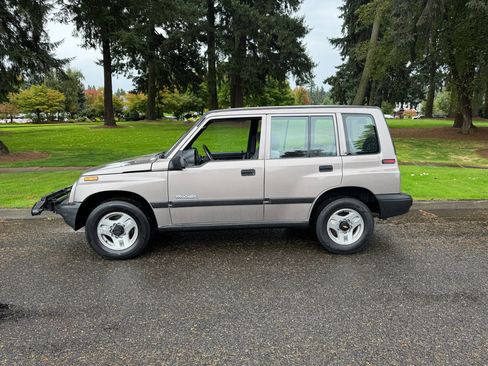 Used 1998 Chevrolet Tracker 4WD image 2