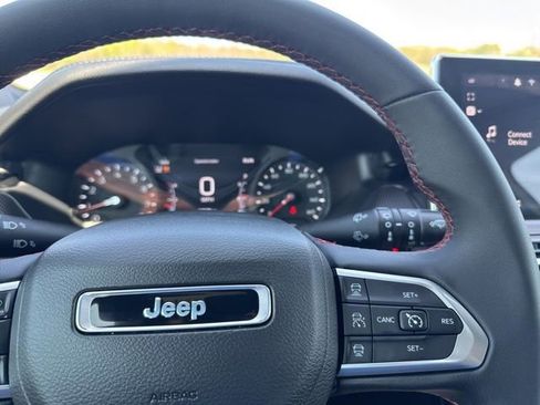 Used 2025 Jeep Compass Trailhawk image 13