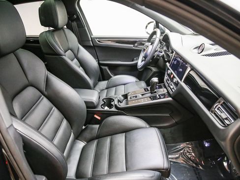 Certified 2026 Porsche Macan AWD/4WD image 20