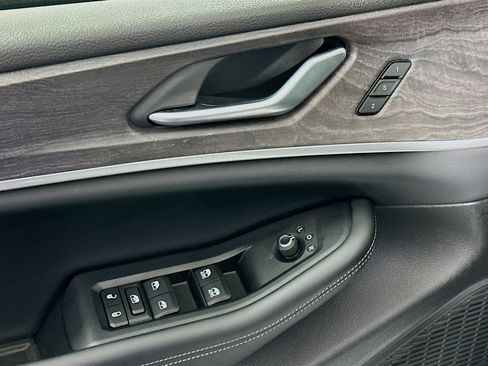 Used 2024 Jeep Grand Cherokee Limited w/ Black Appearance Package image 15