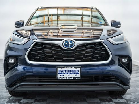 Used 2022 Toyota Highlander XLE AWD/4WD image 2