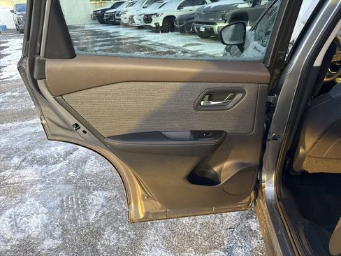 Used 2021 Nissan Rogue SV image 3