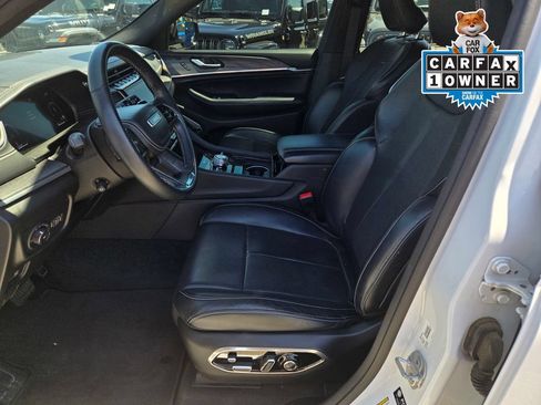 Used 2022 Jeep Grand Cherokee Overland w/ Luxury Tech Group IV AWD/4WD image 16