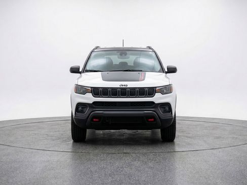 Used 2025 Jeep Compass Trailhawk AWD/4WD image 2