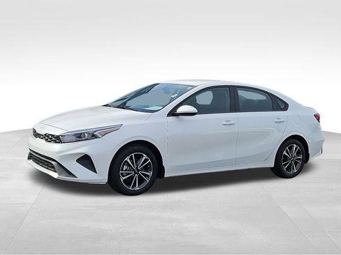 Used 2024 Kia Forte LXS image 3