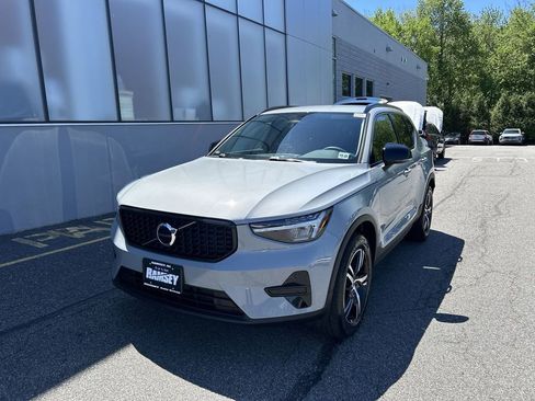 Certified 2024 Volvo XC40 B5 Core AWD/4WD image 4