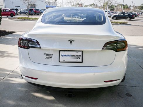 Used 2020 Tesla Model 3 Standard Range image 9