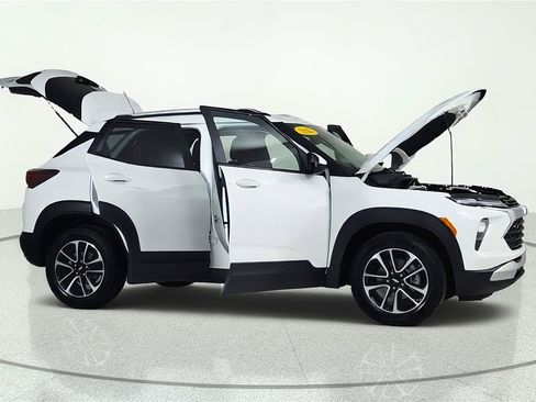Used 2025 Chevrolet TrailBlazer LT FWD image 18