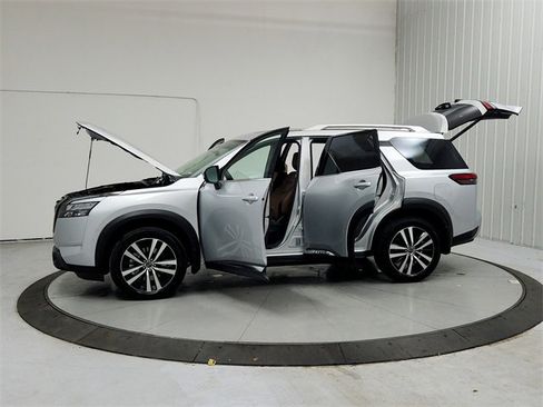 Used 2025 Nissan Pathfinder Platinum w/ Black Appearance Package image 12