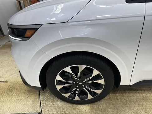 Used 2024 Kia Carnival EX image 19