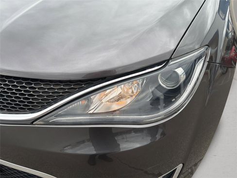Used 2019 Chrysler Pacifica Touring-L FWD image 35