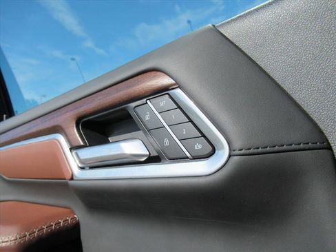 Used 2025 GMC Sierra 2500 Denali Ultimate image 32