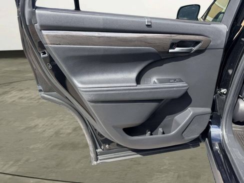 Used 2023 Toyota Highlander Platinum FWD image 27