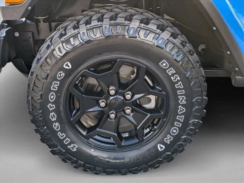 Used 2022 Jeep Gladiator Willys image 9