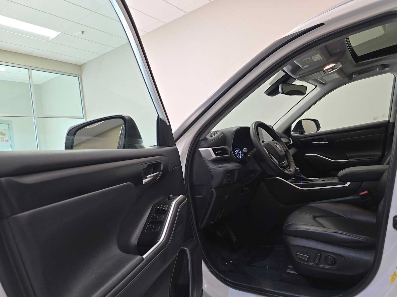 Used 2020 Toyota Highlander XLE AWD/4WD image 21