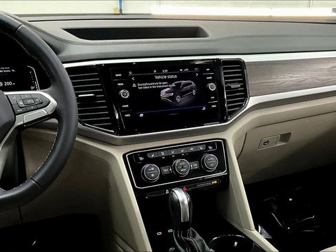 Used 2023 Volkswagen Atlas SE w/ Panoramic Sunroof Package image 9