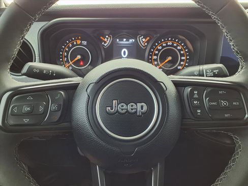 Used 2025 Jeep Gladiator Sport image 12