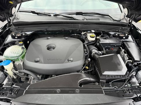 Used 2022 Volvo XC40 T5 Momentum image 24