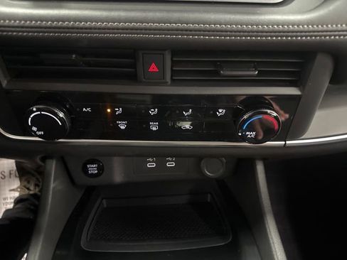 Used 2024 Nissan Rogue S image 28