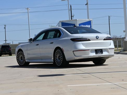 New 2026 BMW i7 xDrive60 w/ Executive Package image 2