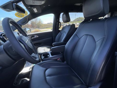 Used 2025 Chrysler Pacifica Select FWD image 18