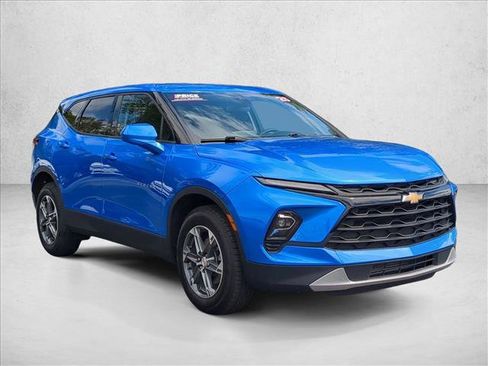 Used 2025 Chevrolet Blazer LT image 3
