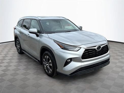 Used 2022 Toyota Highlander XLE image 4