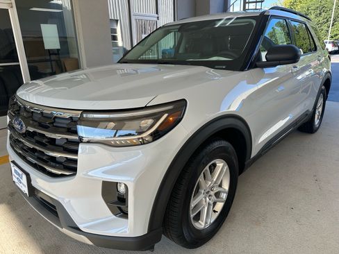 Certified 2026 Ford Explorer Active w/ Active Comfort Package RWD image 3