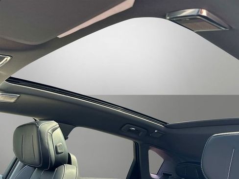 Used 2025 Cadillac Optiq Sport 2 w/ LPO, ONYX Package image 9