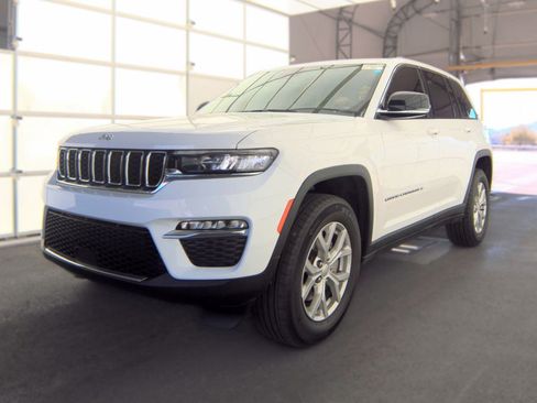 Used 2023 Jeep Grand Cherokee Limited RWD image 3