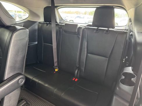 Used 2024 Toyota Highlander XLE FWD image 26