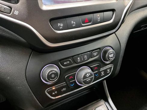 Used 2019 Jeep Cherokee Trailhawk AWD/4WD image 17
