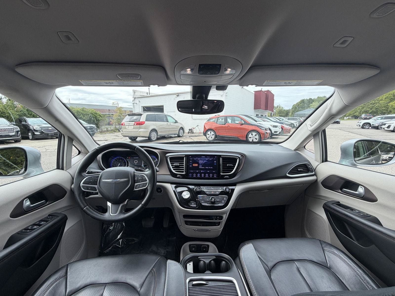 Used 2018 Chrysler Pacifica Touring-L Plus FWD image 23