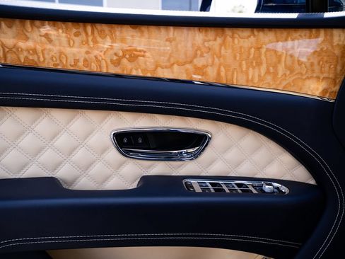 Used 2022 Bentley Bentayga AWD/4WD image 30