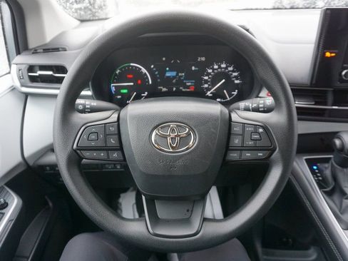 Used 2025 Toyota Sienna LE image 3