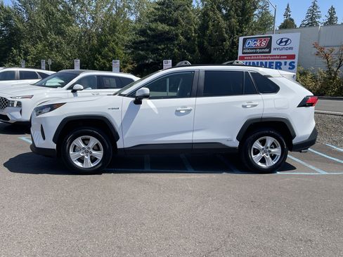 Used 2021 Toyota RAV4 LE AWD/4WD image 2