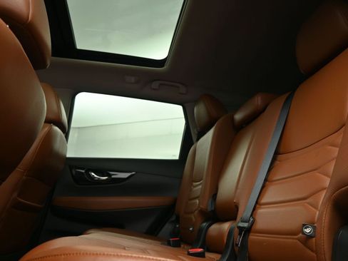 Used 2017 Nissan Rogue SL w/ SL Premium Package image 13