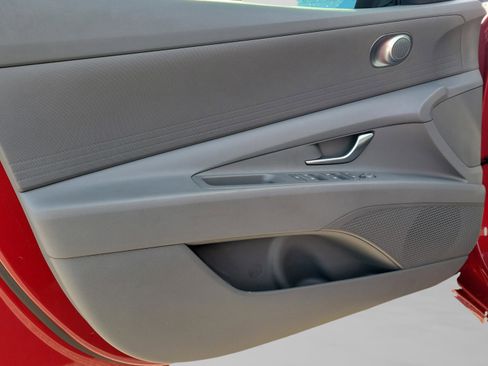 Used 2025 Hyundai Elantra Blue image 27