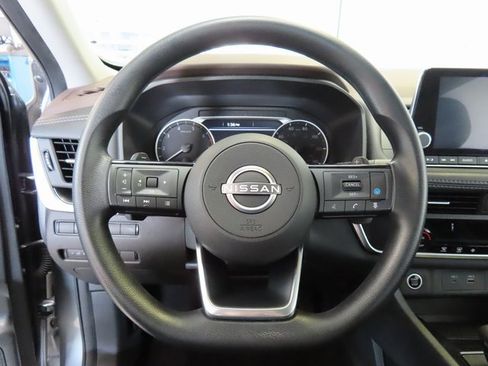 Used 2023 Nissan Rogue SV image 8