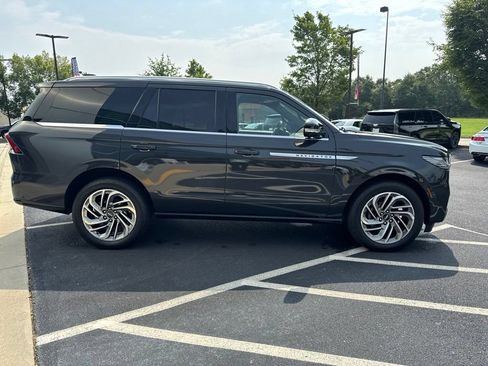 Used 2025 Lincoln Navigator Reserve AWD/4WD image 4