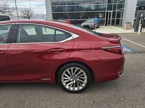 Used 2022 Lexus ES 300h w/ Luxury Package image 4