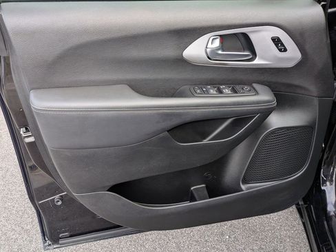 Used 2024 Chrysler Pacifica Touring-L w/ S Appearance Package image 10