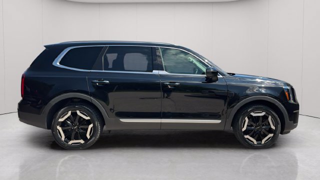 Used 2023 Kia Telluride S w/ S Sunroof Package FWD image 3