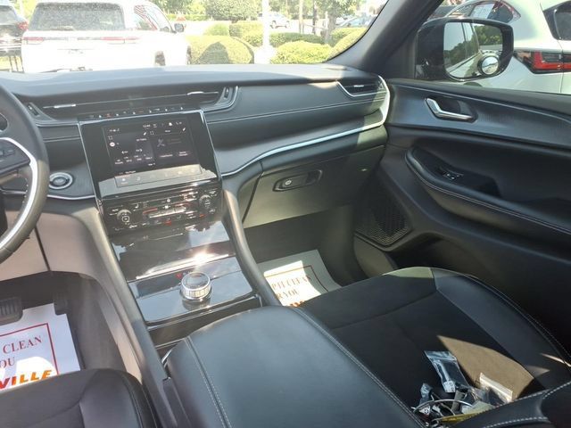 Used 2023 Jeep Grand Cherokee Altitude AWD/4WD image 11