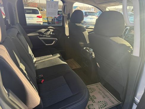 Used 2018 Nissan Titan SV w/ SV Convenience Package image 26